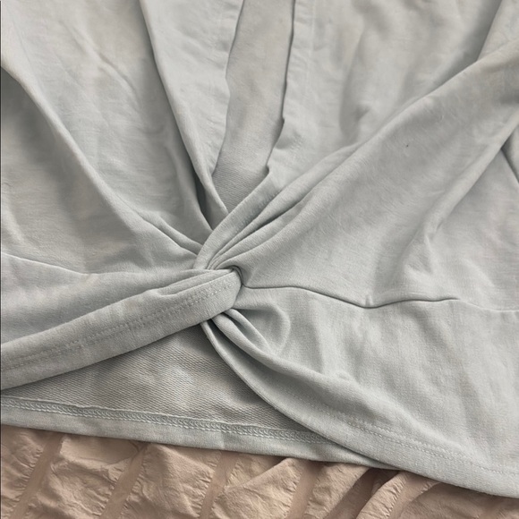 Yummie - open pack active shirt cropped Light Blue Short Sleeve Top - Picture 3 of 4